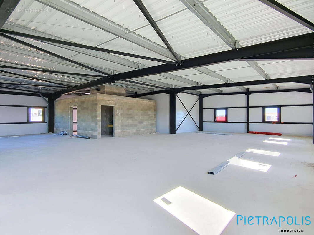 Commerce 135 m² à Sete  - photo 2