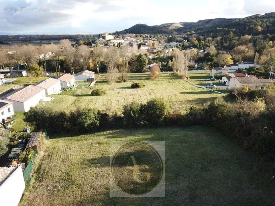 Terrain à VILLENEUVE-LA-COMPTAL