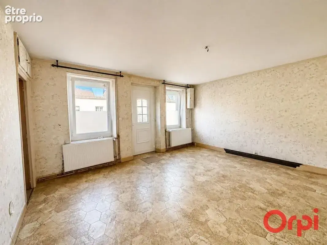 Maison de plain-pied avec dépendance et jardin au cœur d’un village médiéval - photo 2