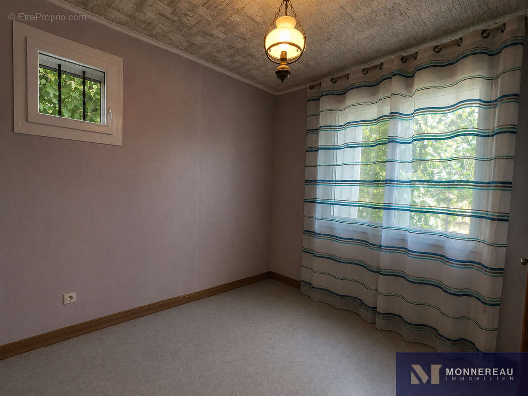 Maison de plain pied avec 500 m2 de dependances - photo 8