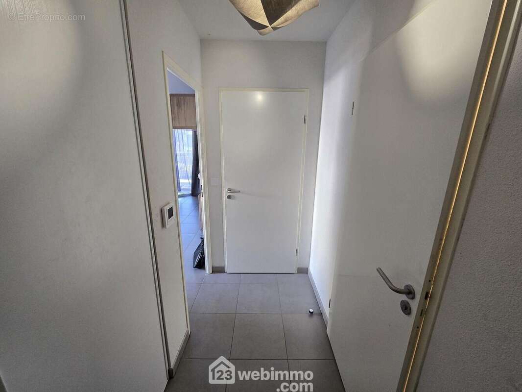 L'entrée avec placard - Appartement à CENON