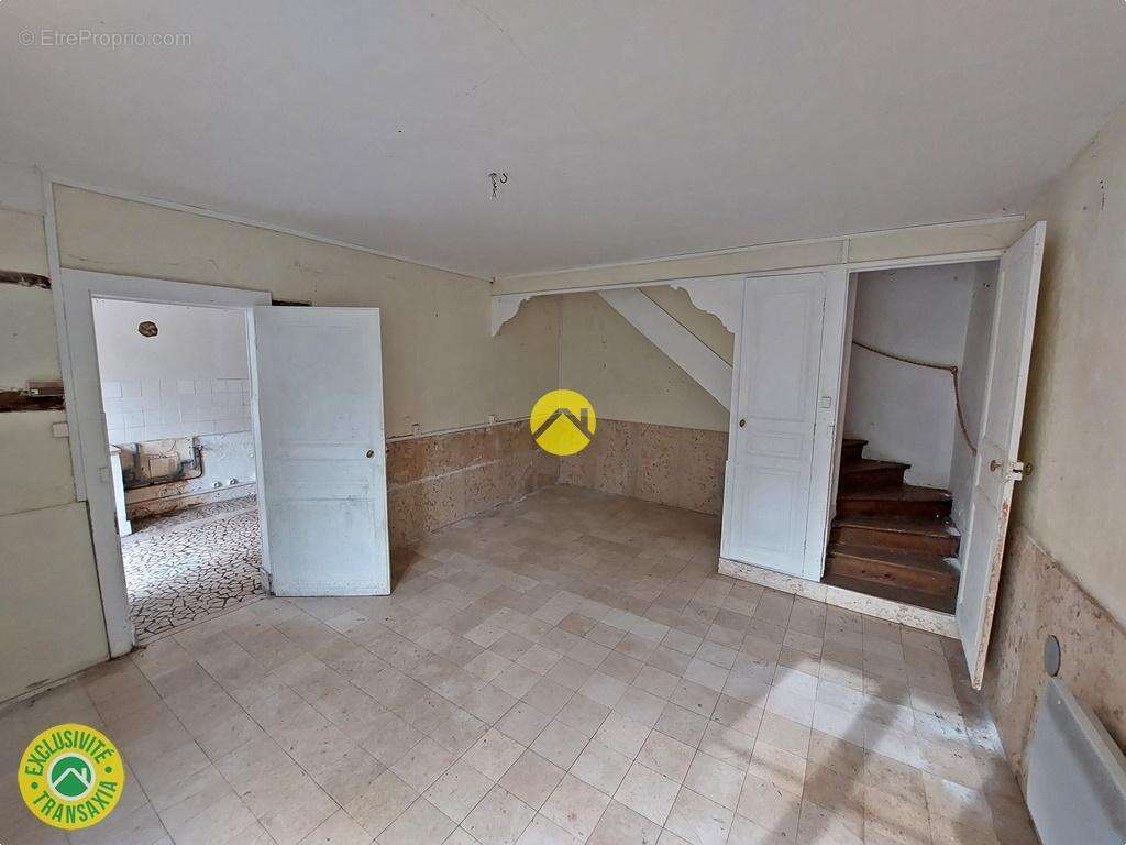Maison avec dépendance et terrains - photo 10