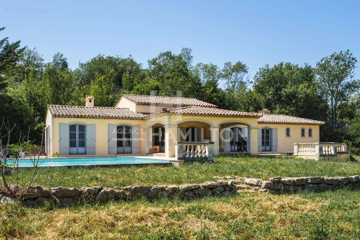Maison à CHATEAUNEUF-GRASSE