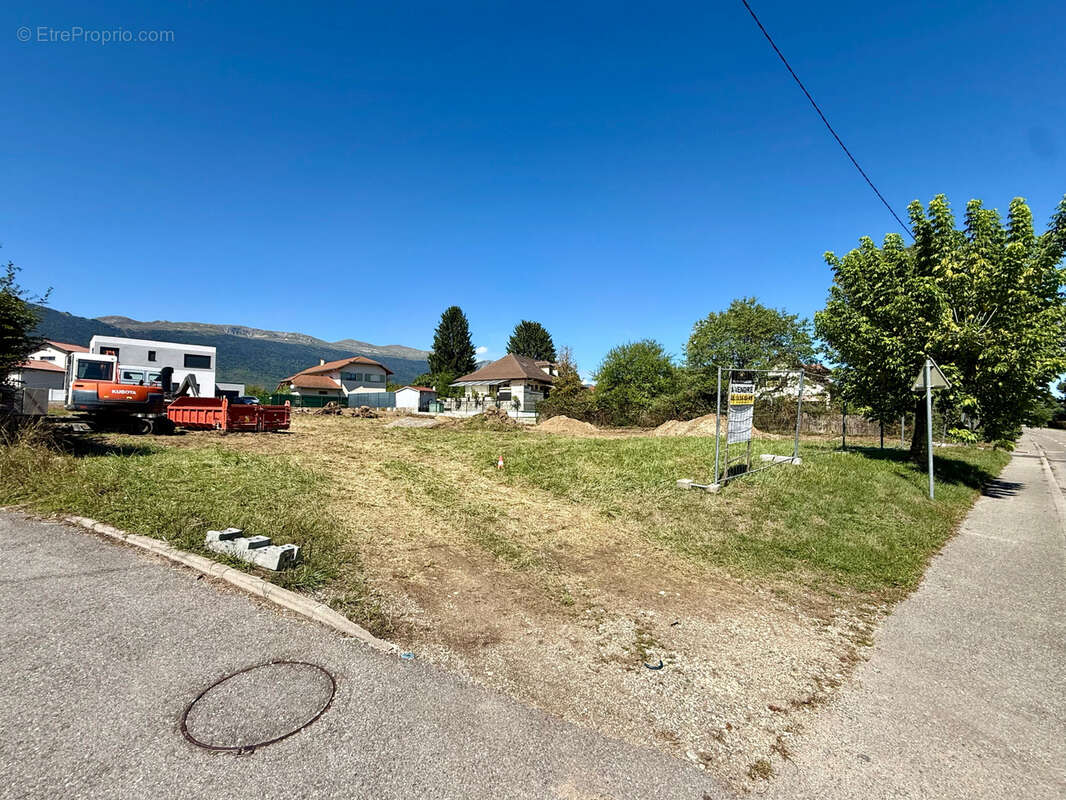 Terrain à SAINT-GENIS-POUILLY