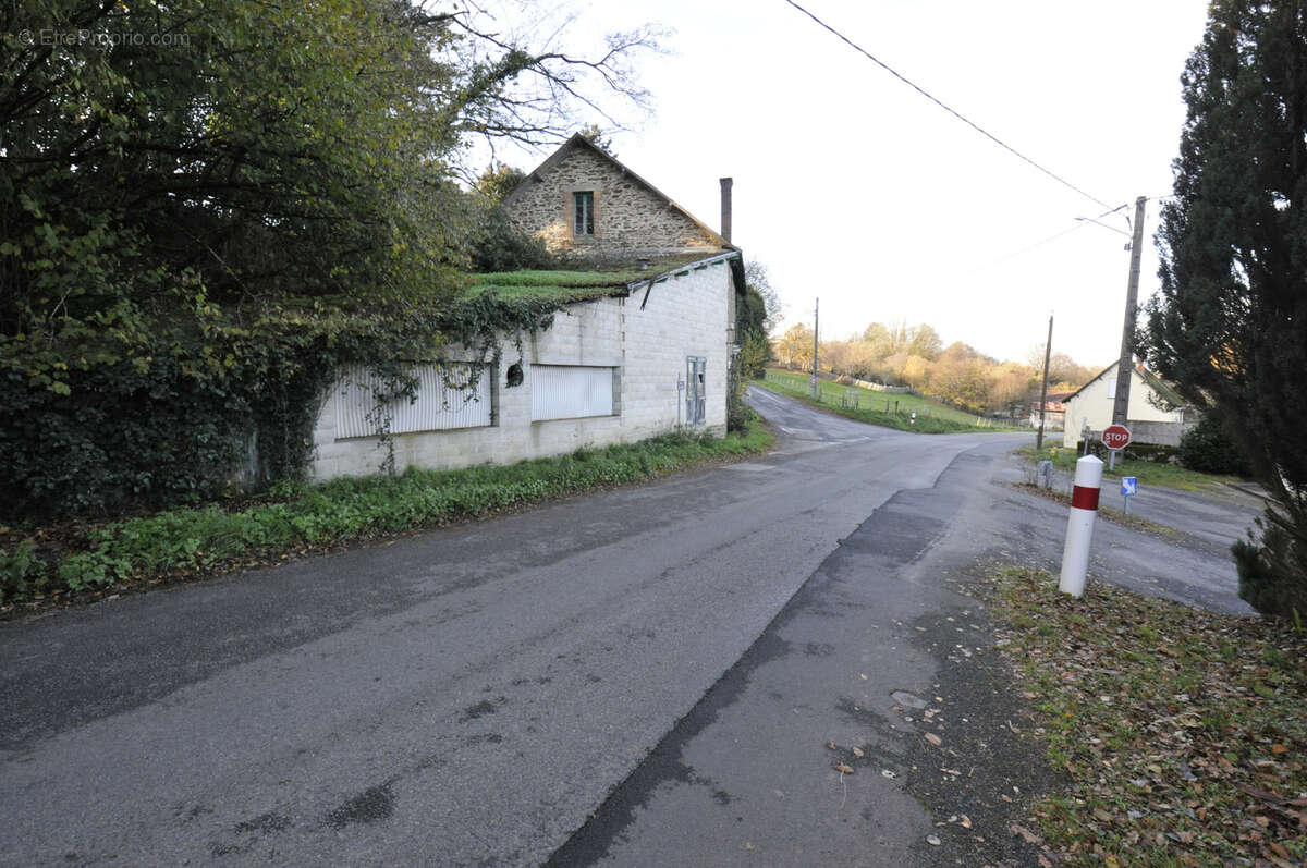 Terrain à VICQ-SUR-BREUILH