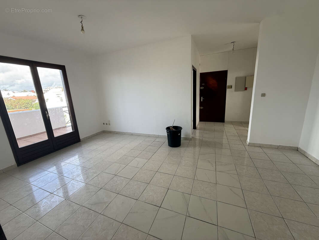À Saint-Denis, appartement F4 de 71 m2 avec Grande terrasse à acheter avec KRI - photo 2