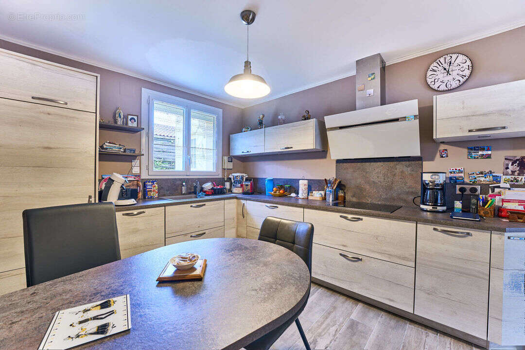 Maison avec cuisine aménagée &amp; équipée - Maison à SAINT-QUENTIN-EN-MAUGES