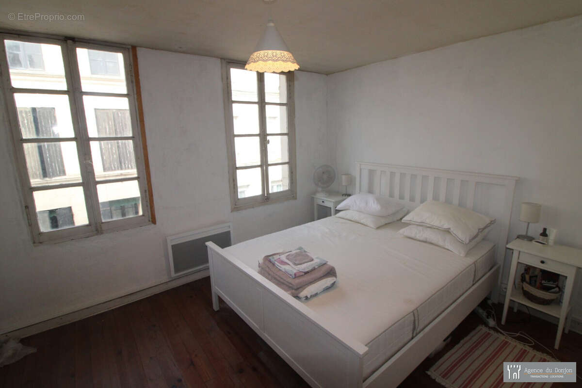 Chambre côté rue - Maison à PONS