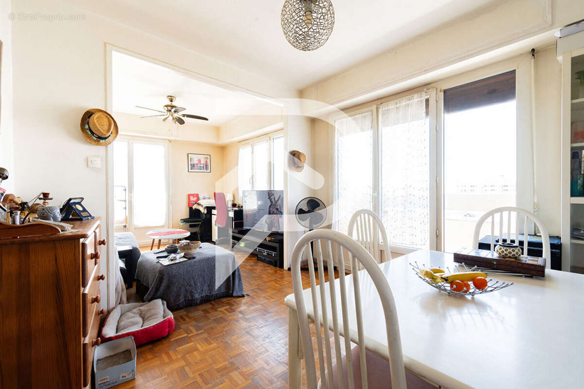 Appartement à MARSEILLE-5E