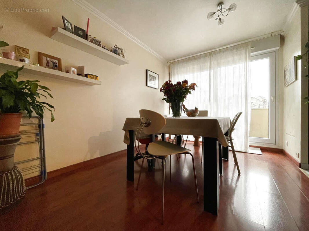 Appartement à LES PAVILLONS-SOUS-BOIS