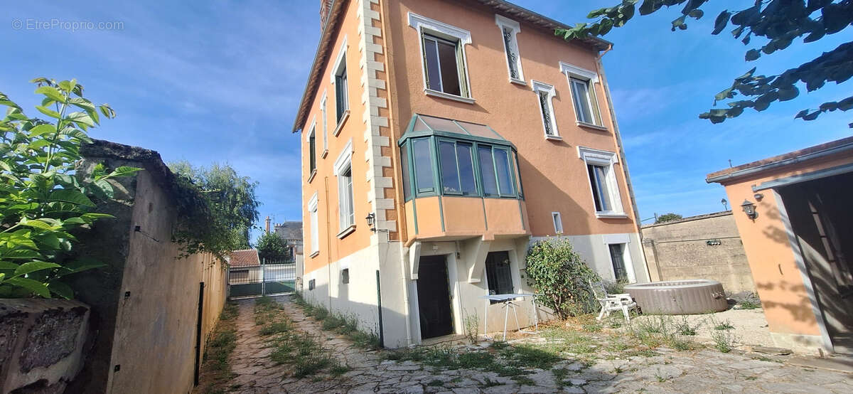 Maison bourgeoise de 190m2,6 chambres,sous-sol,cave,double garage,dependance terrain 806m2. - photo 3