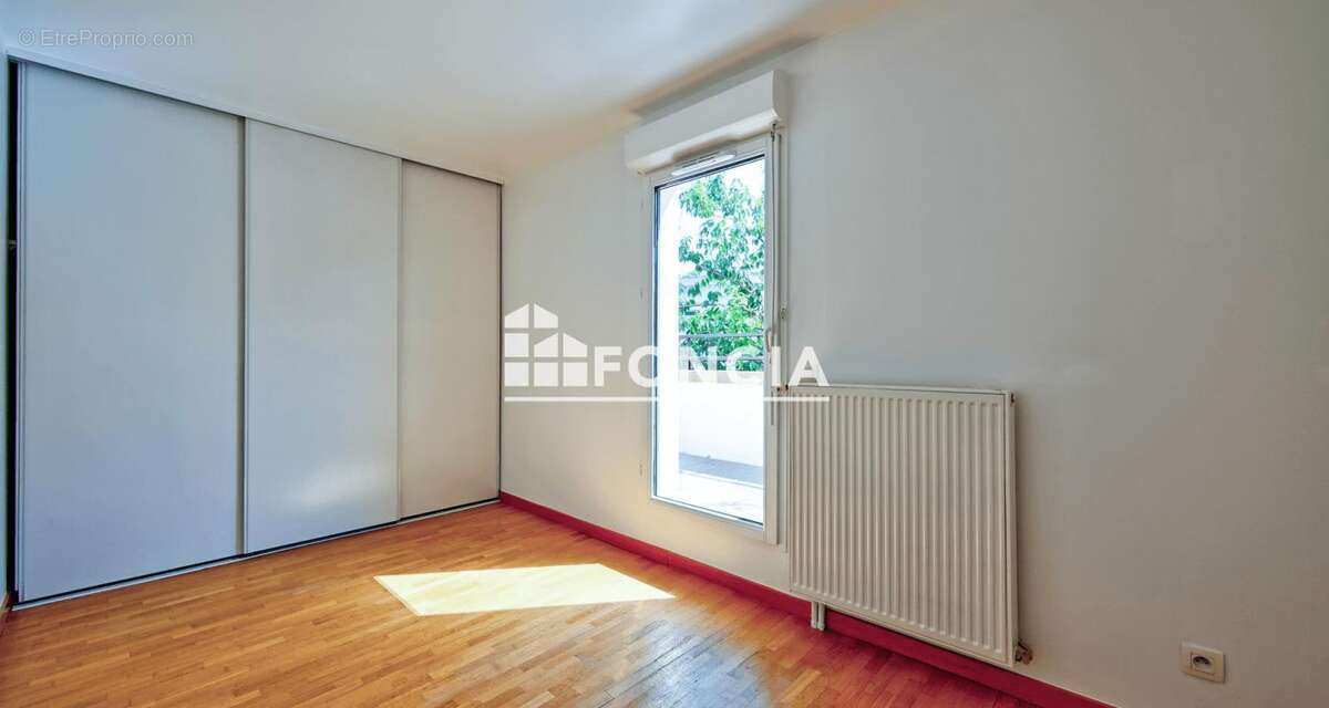 Appartement en duplex avec 2 places de parkings proche des écoles, des commerces et des transports - photo 7