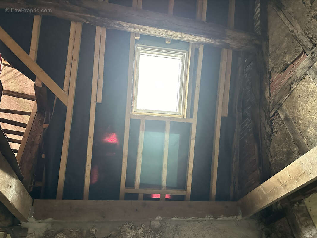 Immeuble de 180m2 à rénover. Toiture et plancher neufs. - photo 3