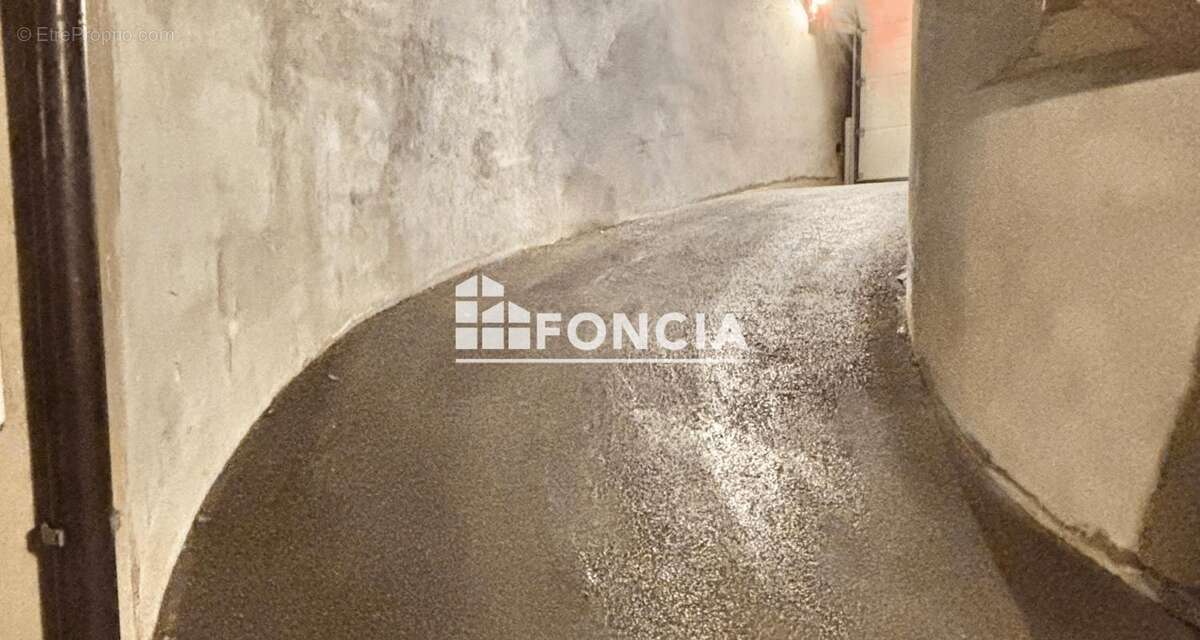 Parking à LA LONDE-LES-MAURES