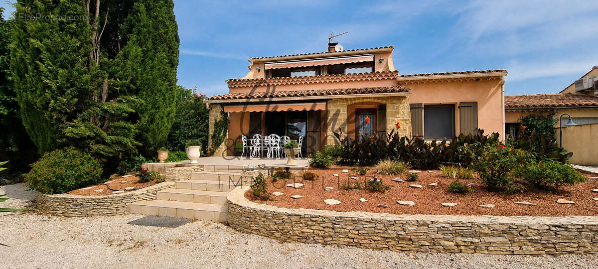 St Quentin la Poterie Villa avec piscine  - un cadre de vie méditéranéen privilégié - photo 2