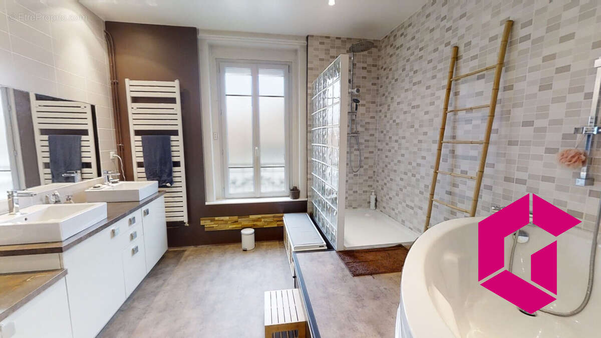 Appartement à LE CHAMBON-FEUGEROLLES