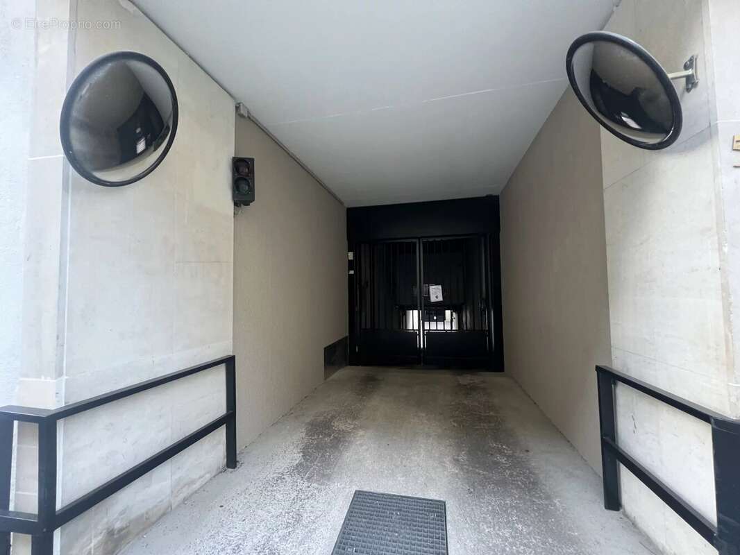 Parking à PARIS-16E