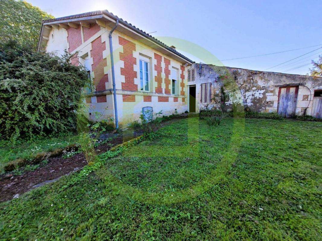 Maison à NIEUL-LE-VIROUIL