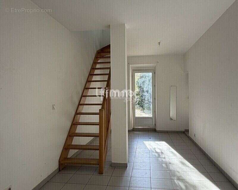 Maison de 101m2 à rénover sur sa parcelle de 500m2 - St Menet 13 - photo 3