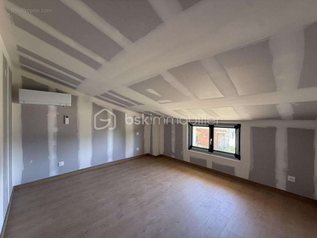 Mondonville, maison T5 d'environ 125m2 sur deux niveau entièrement refaite à neuf mitoyenne par l'arrière - photo 11
