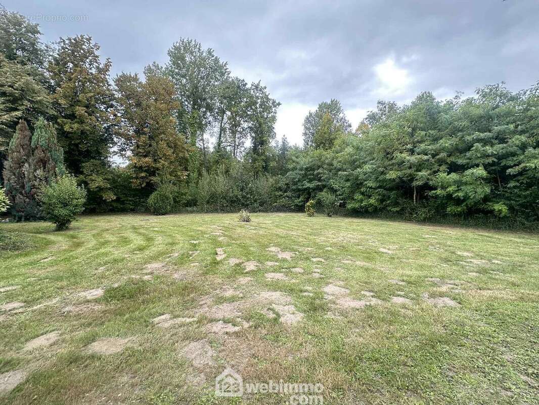 Erigé sur un terrain entièrement clos de 3000 m²