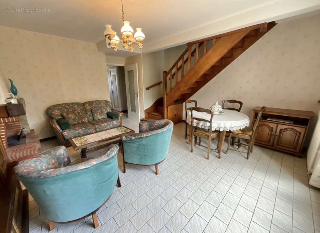 Maison à SAINT-DENIS-DE-L'HOTEL