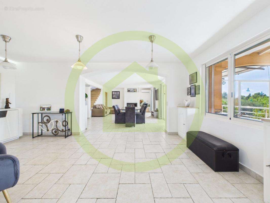 Maison à CHATEAUNEUF-GRASSE