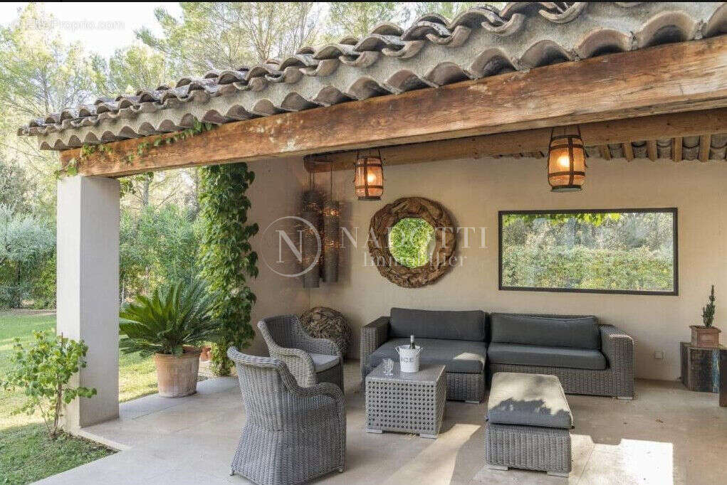 LOURMARIN Élégante propriété de prestige avec piscine chauffée et dépendances - photo 3