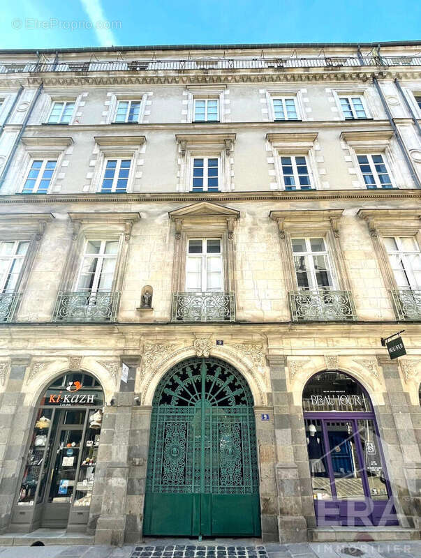 Superbe T3 rénové au dernier étage - Centre historique - photo 8