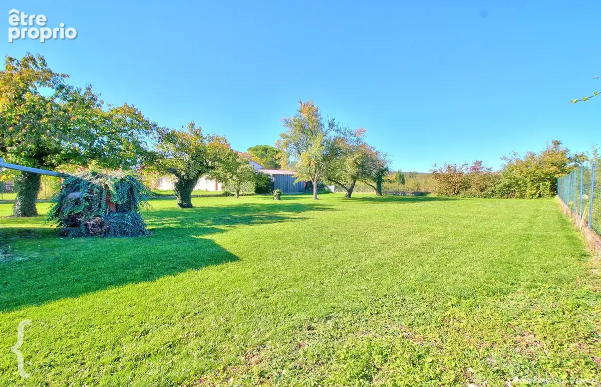 Terrain 1245 m² · à Mozac · 149 000 €