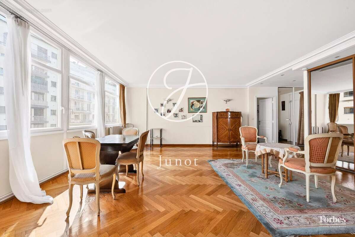 Appartement à PARIS-16E