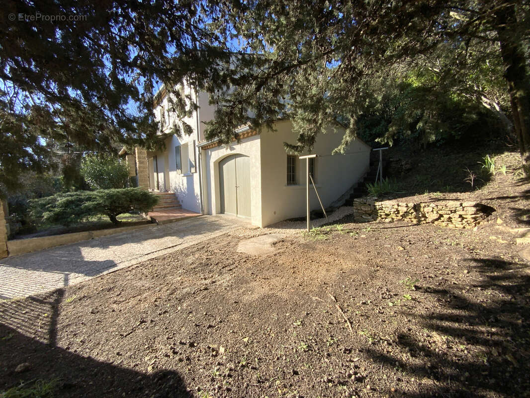 Charmante villa avec vue et terrain arboré. - photo 11