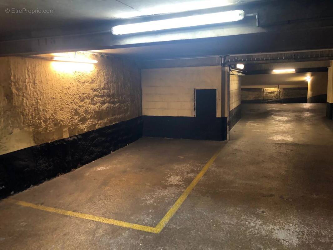 Parking à PARIS-16E