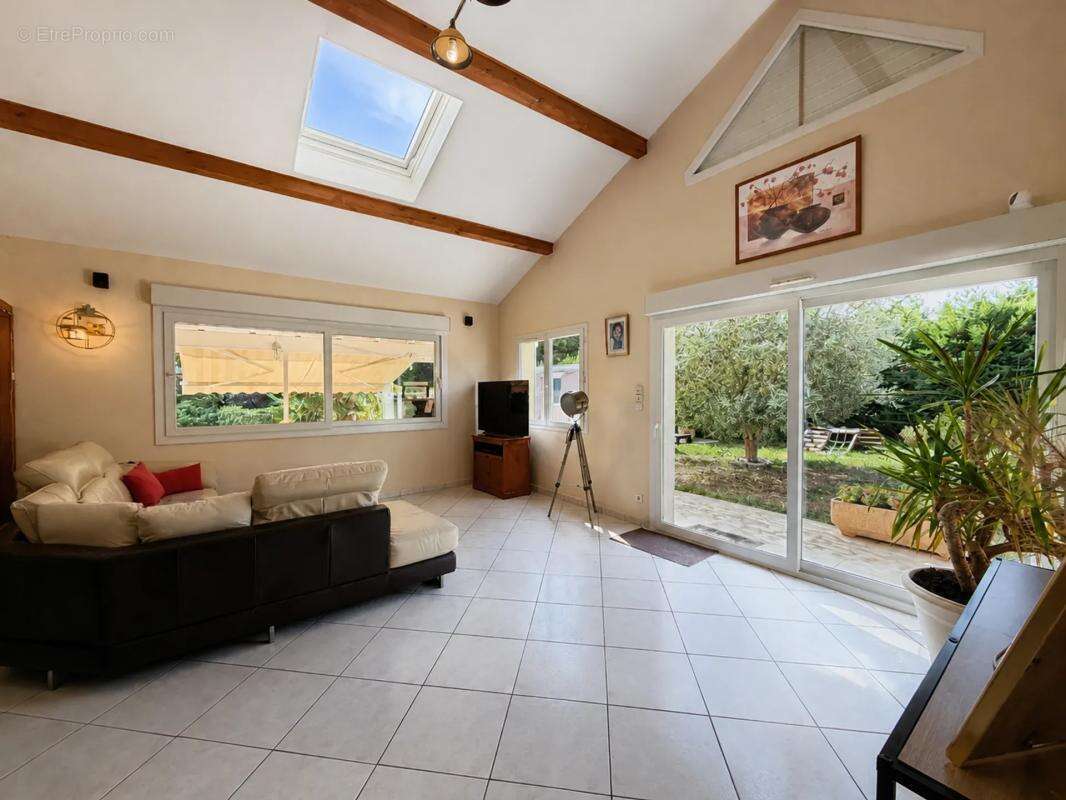 Maison de 7 pièces de 180 m² à Jassans-Riottier - photo 10