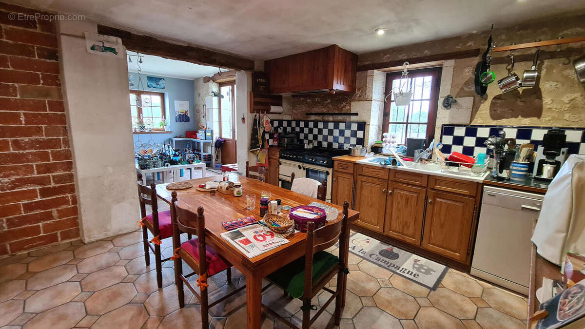 Charente maison a vendre for sale. no neighbours.  - Maison à BONNES