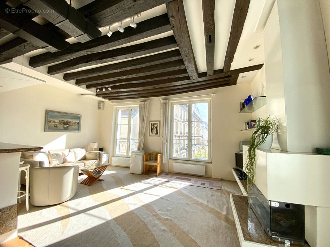 Appartement à PARIS-1E