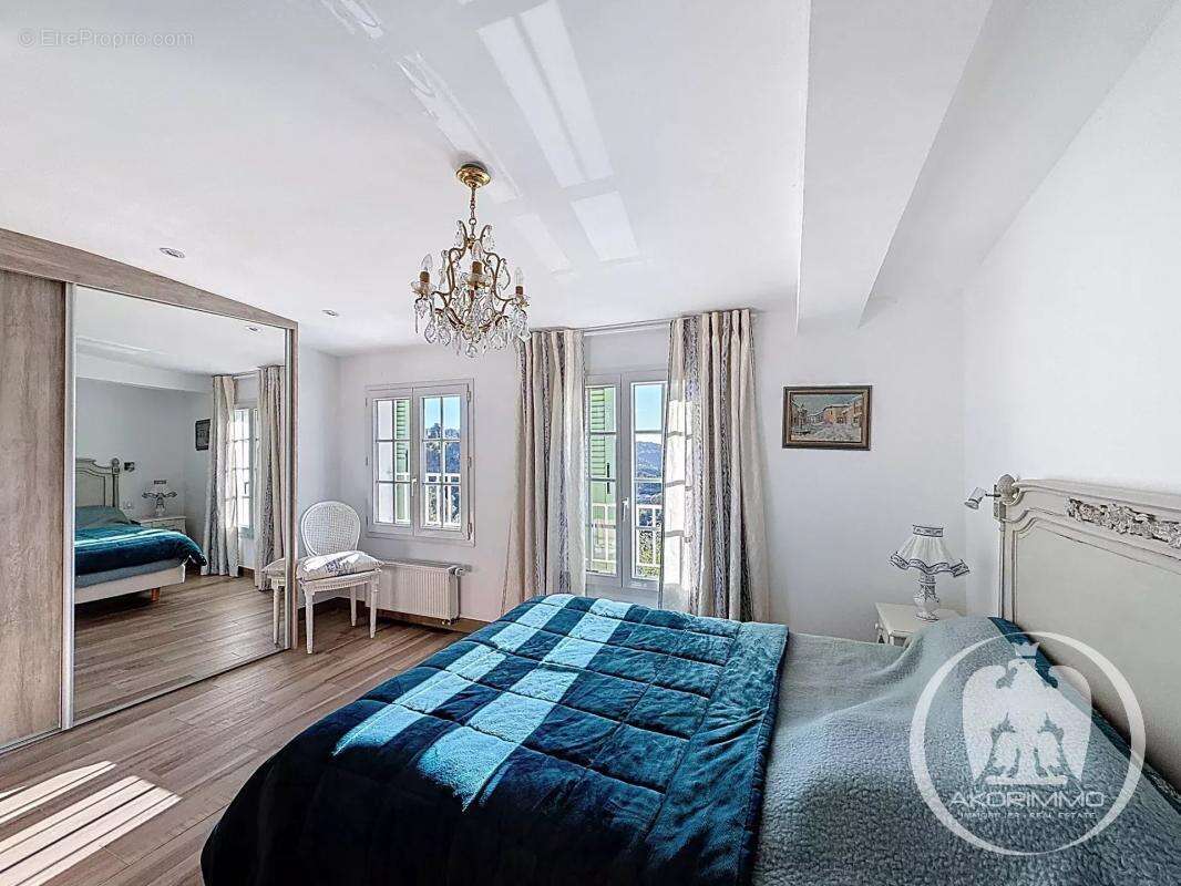 Maison à CASTAGNIERS