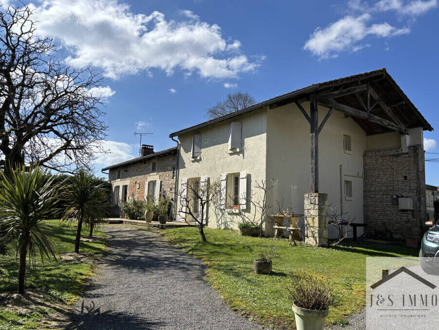 Maison à SAINT-COUTANT