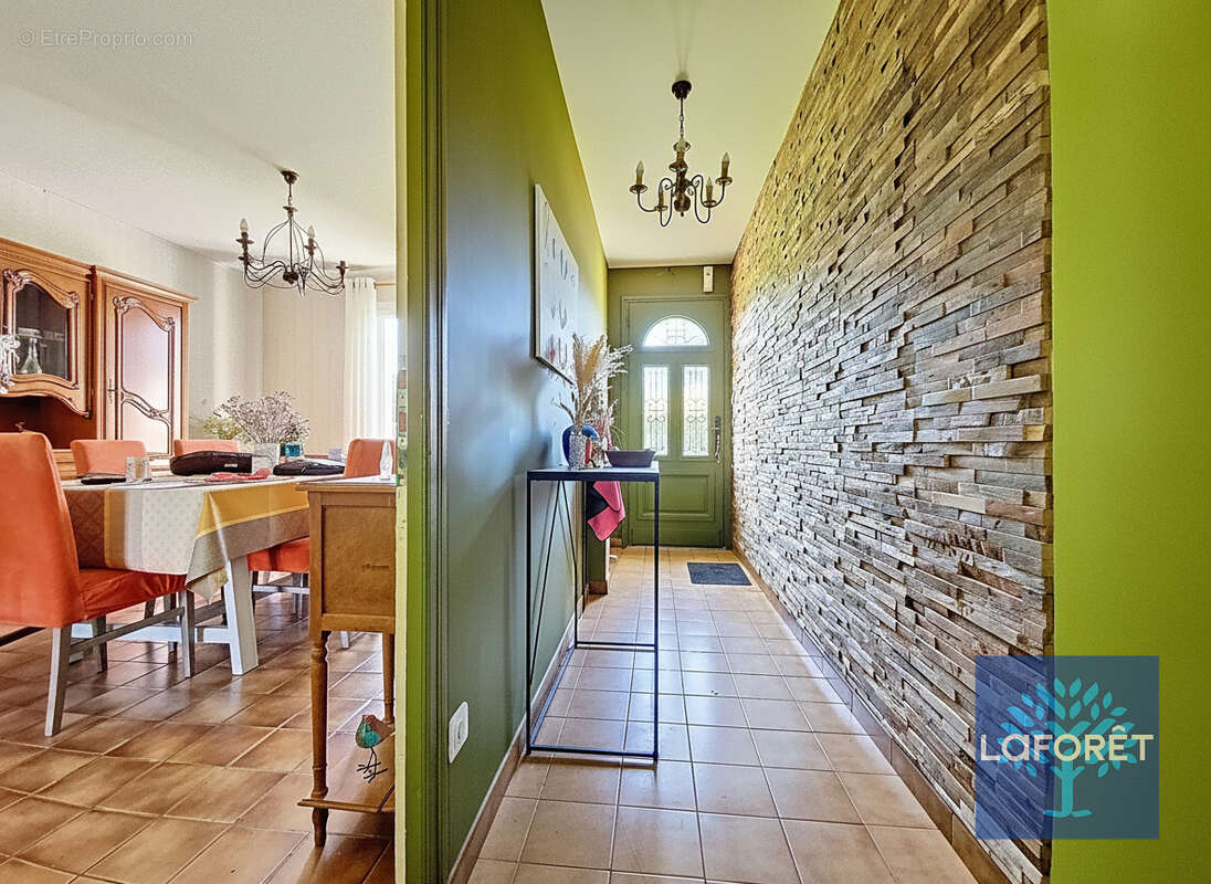À découvrir sans tarder ! Maison de plain-pied au calme avec grand terrain de 4 250 m² - photo 4