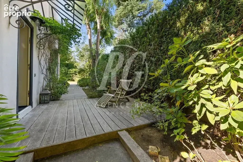 Demeure familiale d'exception à Garches : 270 m² de sérénité au cœur d'un écrin de verdure - photo 2