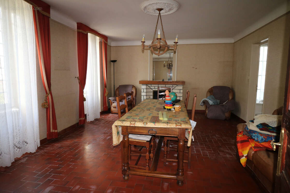 Maison à SAINT-JEAN-D'ANGELY