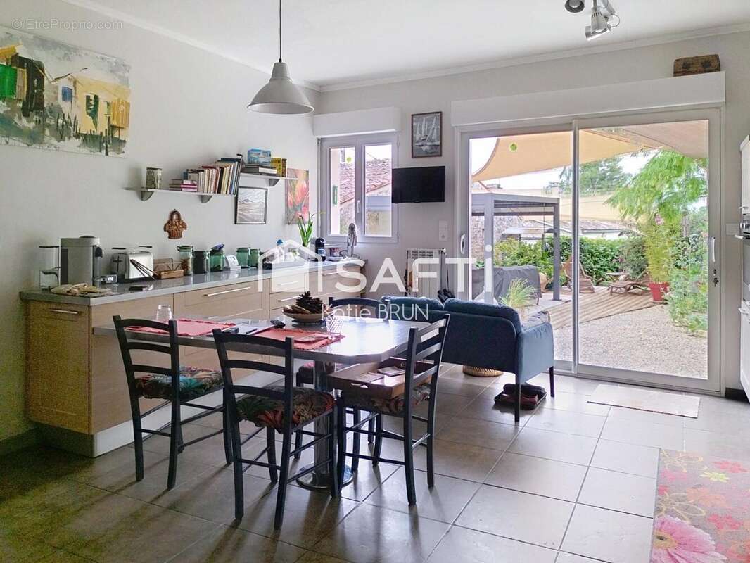 Maison 165 m² à Corme-Royal  - photo 2