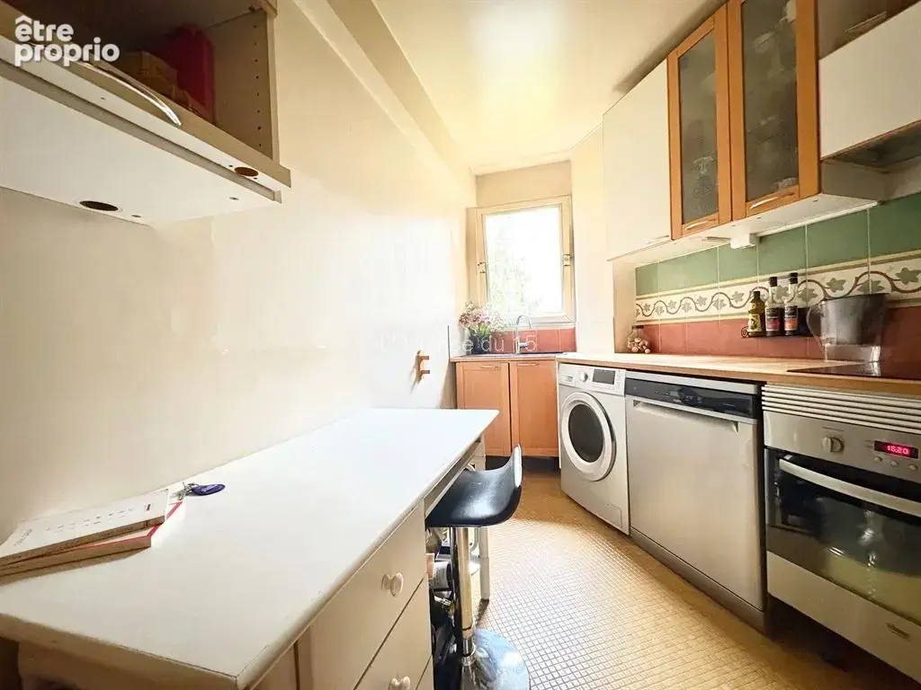 Metro commerce / appartement familial / immeuble recent de standing / 3 chambres / balcon / cave / - photo 4