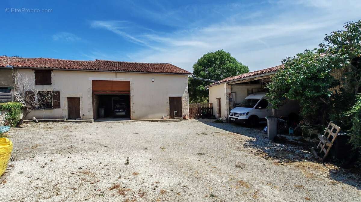 Belle maison de caractère avec vue spectaculaire, piscine et plus d’un hectare de terrain, entre Ruffec et Mansle - photo 19