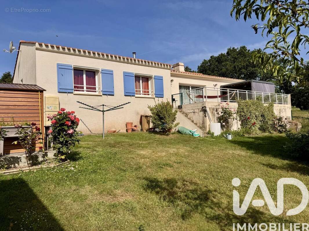 Photo 3 - Maison à POIROUX