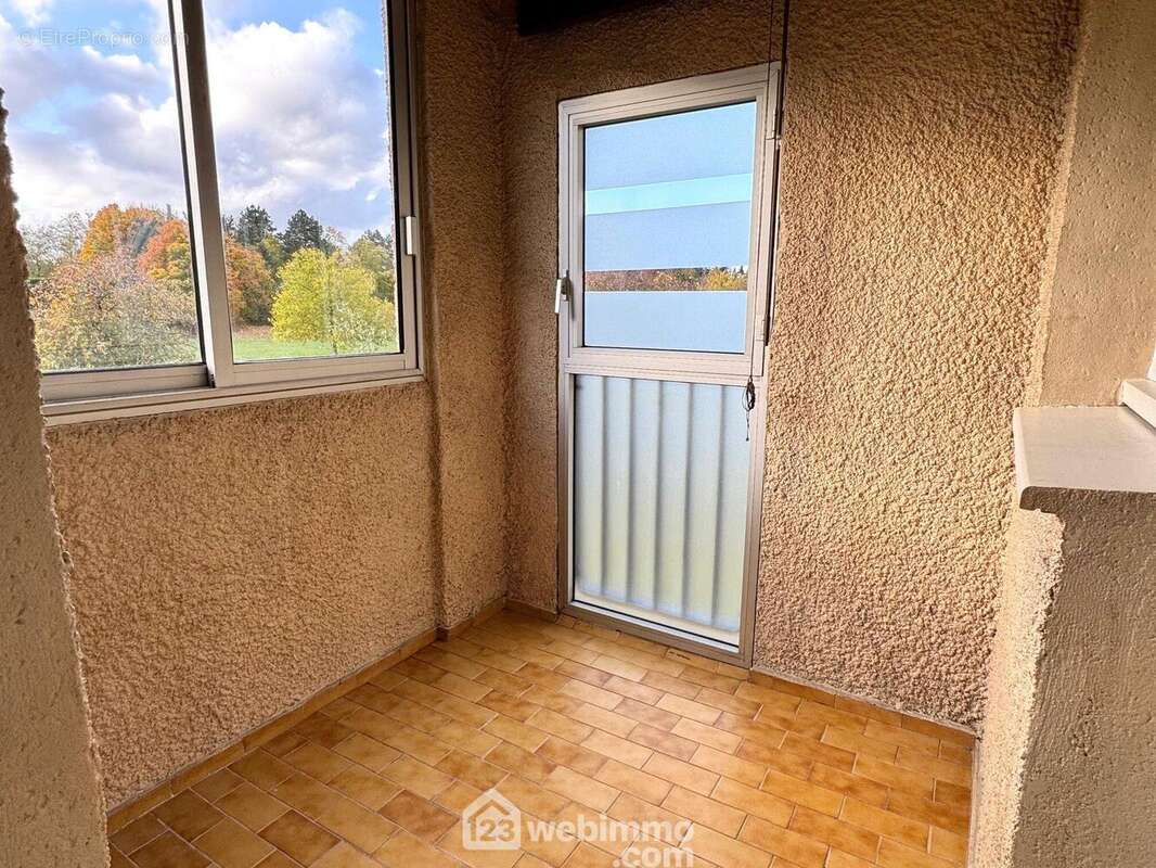 ...donnant sur une belle loggia fermée - Appartement à COURCOURONNES