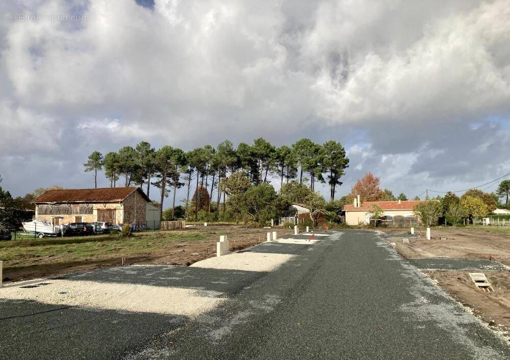 Terrain à LE PORGE