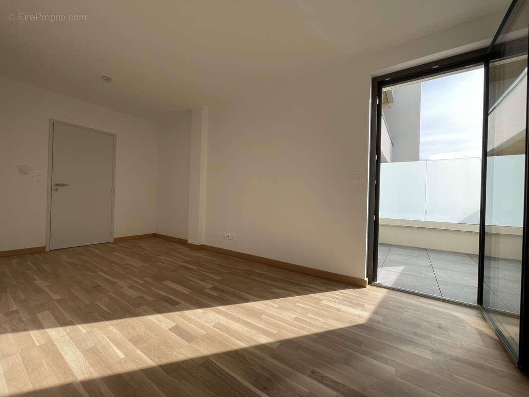 Appartement à LA TOUR-DE-SALVAGNY