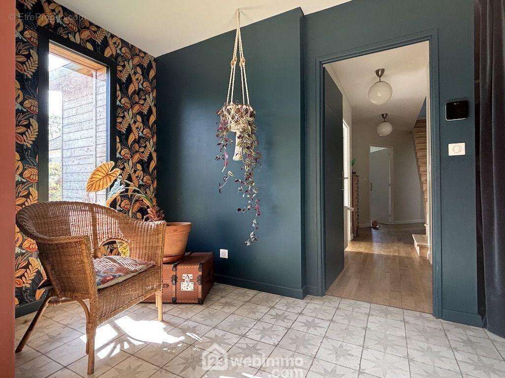 De l'autre côté de l'entrée, - Maison à SAINT-GEORGES-LES-BAILLARGEAUX