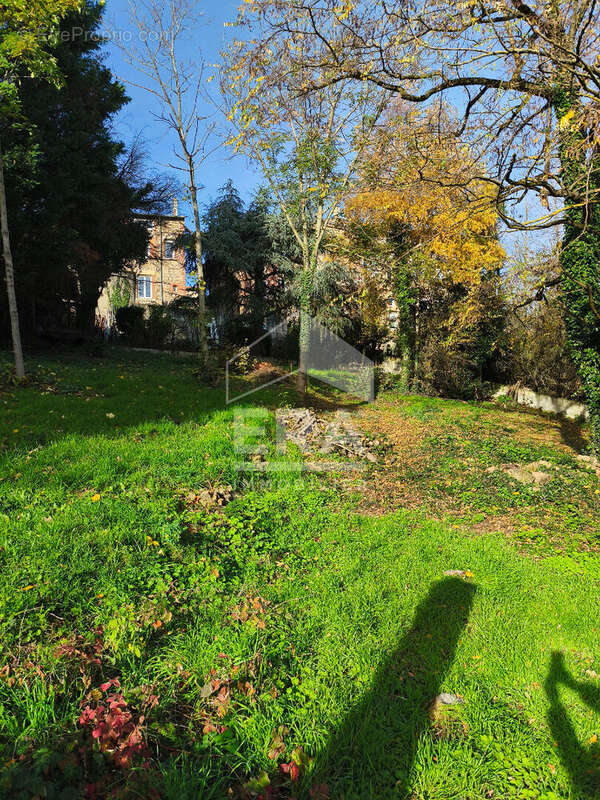 Terrain à SAINT-JEAN-BONNEFONDS